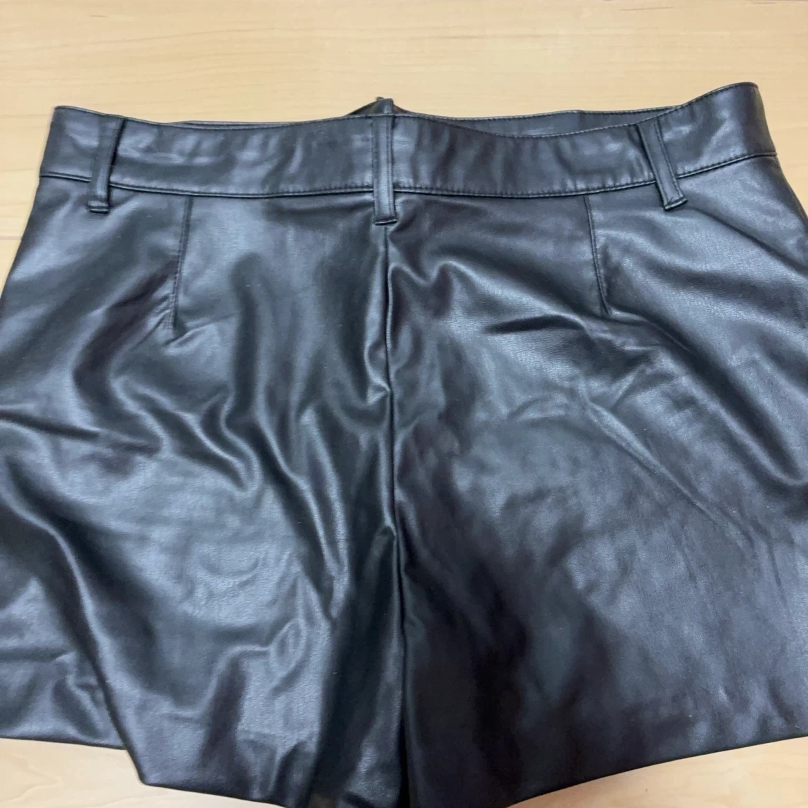ZARA フェイクレザーショートパンツ 黒の写真6枚目