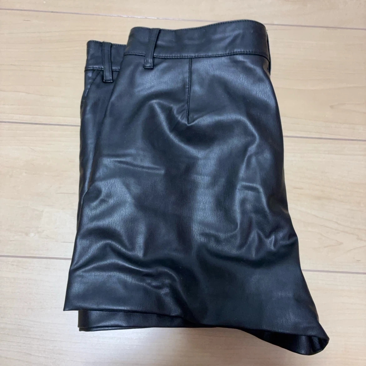 ZARA フェイクレザーショートパンツ 黒の写真7枚目