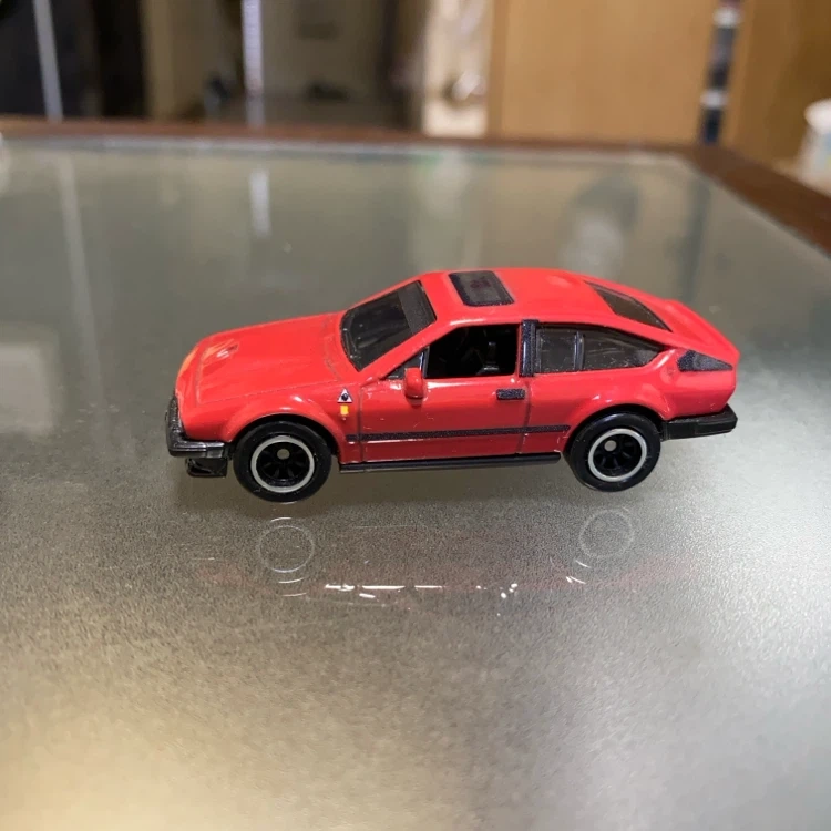 アルファロメオ GTV ミニカー 赤の写真3枚目