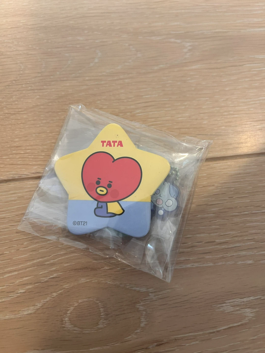 BT21 TATA 星型バッジ 未開封