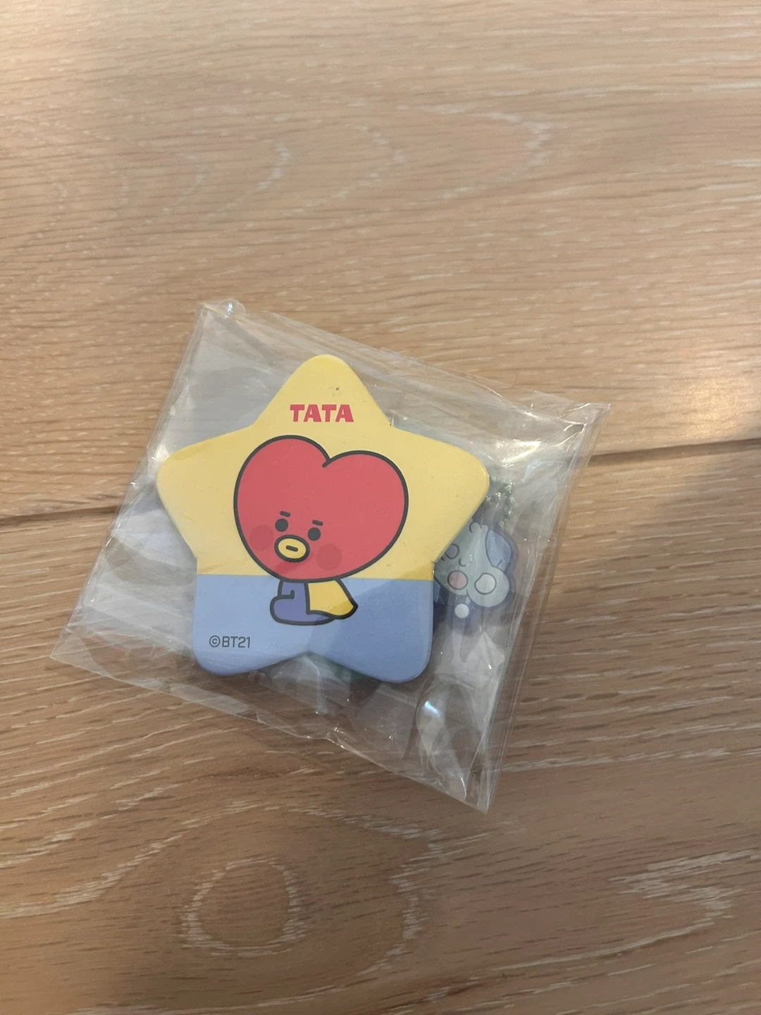 BT21 TATA 星型バッジ 未開封