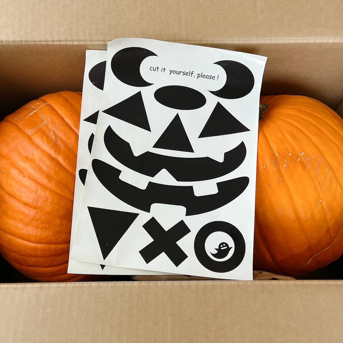 ハロウィン用 パンプキン 2個セット 顔シール付きの写真3枚目
