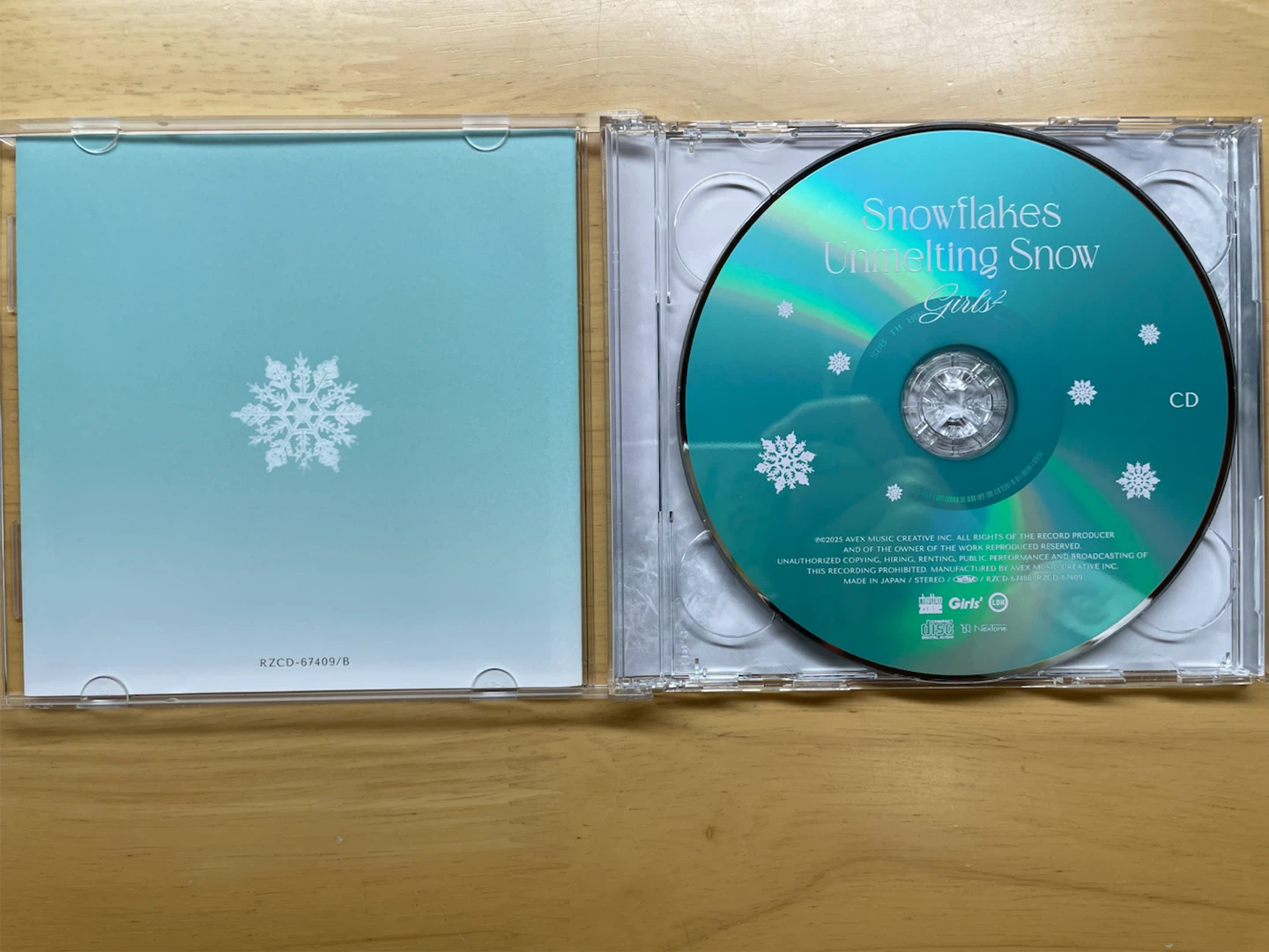Girls2 Snowflakes CD+Blu-rayの写真3枚目