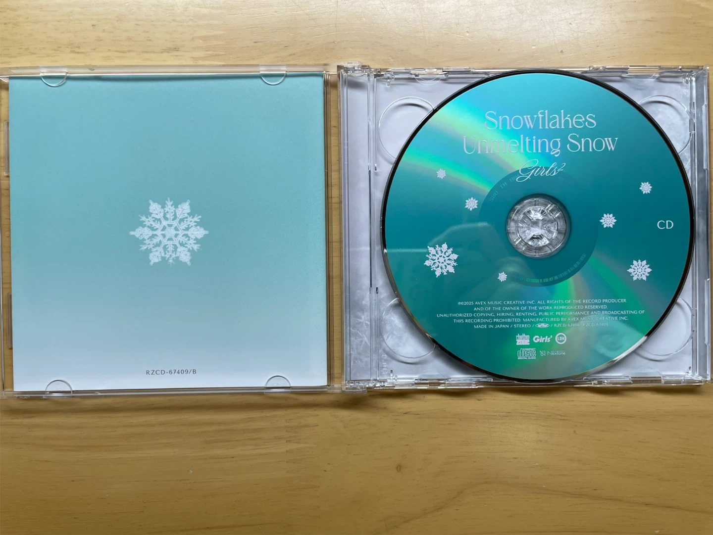 Girls2 Snowflakes CD+Blu-rayの写真3枚目
