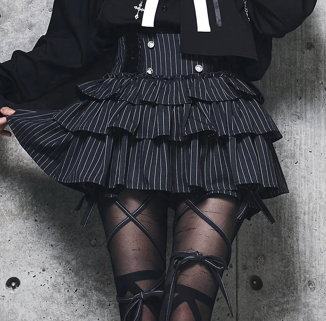 amilige ハイウエストエンブレムボタン付きフリルパンツ