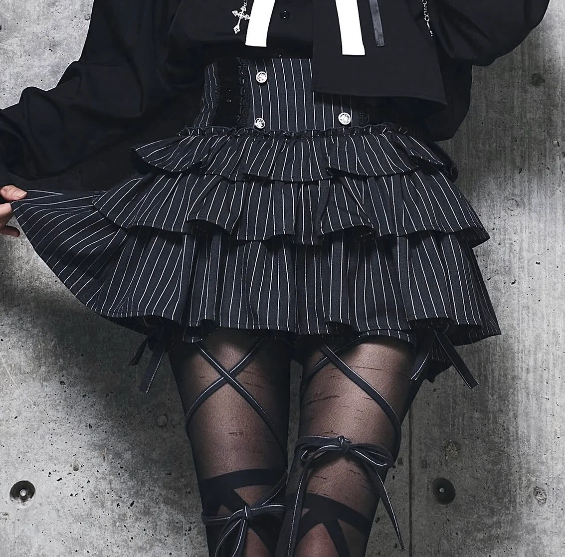 amilige ハイウエストエンブレムボタン付きフリルパンツ