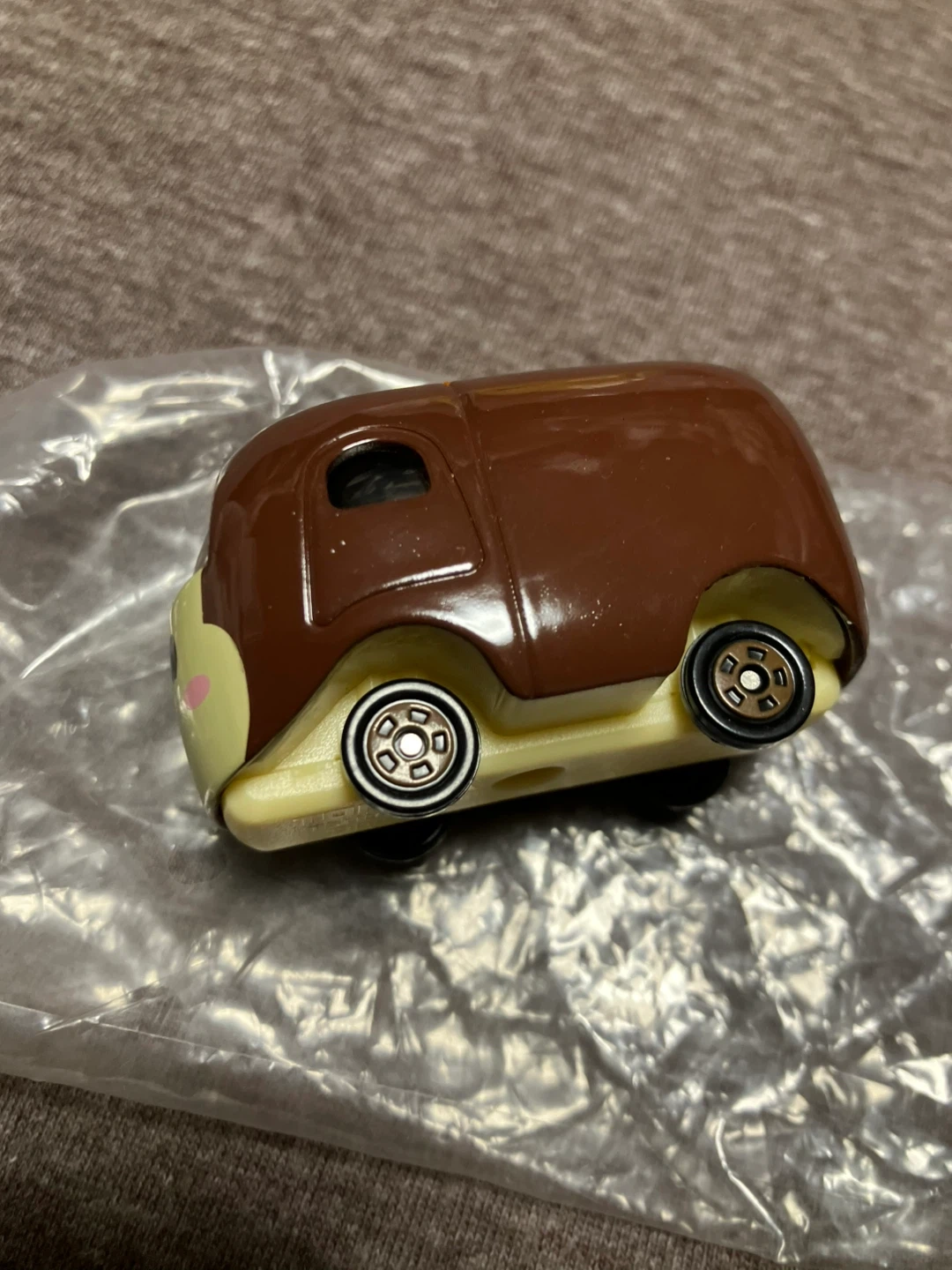 タカラトミーのミニカーシリーズ「ディズニーモータース ツムツム」の「チップ ツム」の写真2枚目