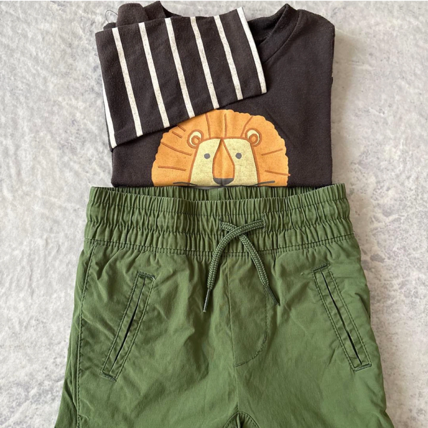 キッズ GAPジョガーパンツ ライオン柄長袖Tシャツ セット