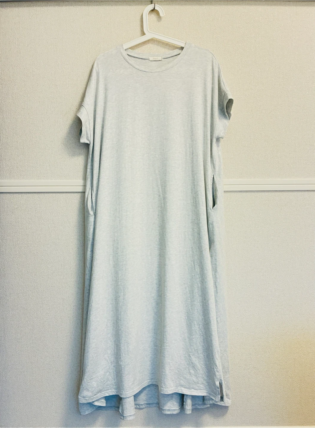 【美品】HUG.U 形がお洒落 Tシャツワンピース メランジホワイト Fの写真2枚目