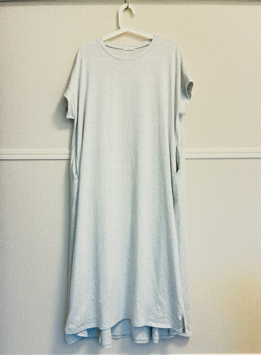 【美品】HUG.U 形がお洒落 Tシャツワンピース メランジホワイト Fの写真2枚目