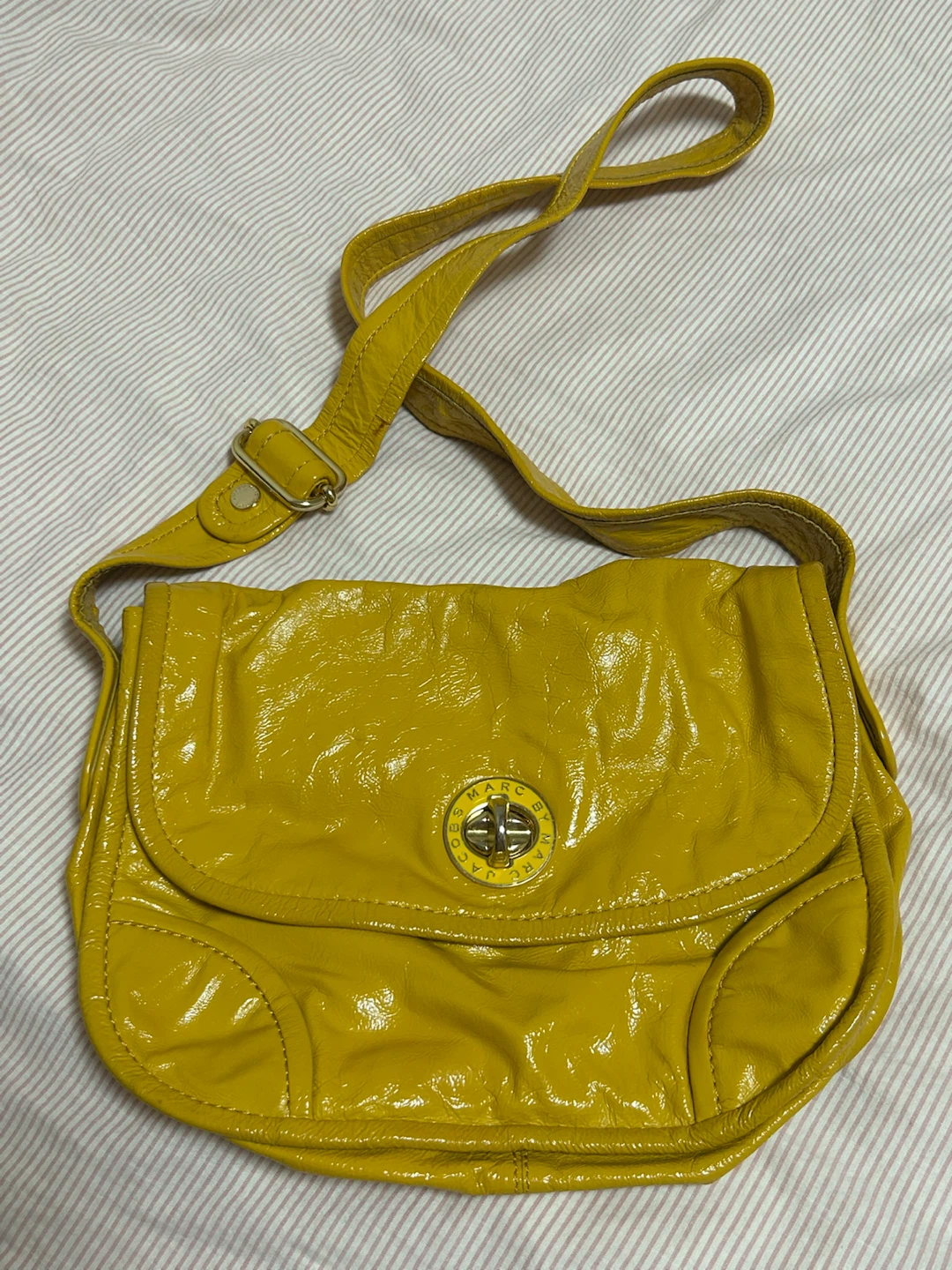 MARC BY MARC JACOBS エナメルショルダーバッグ 黄色
