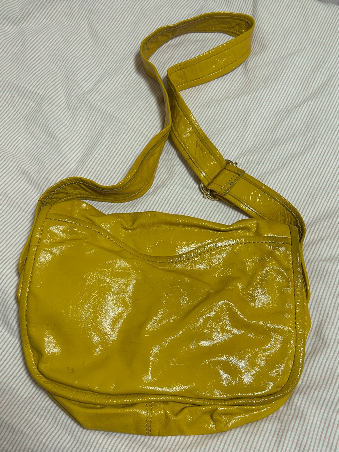 MARC BY MARC JACOBS エナメルショルダーバッグ 黄色の写真2枚目