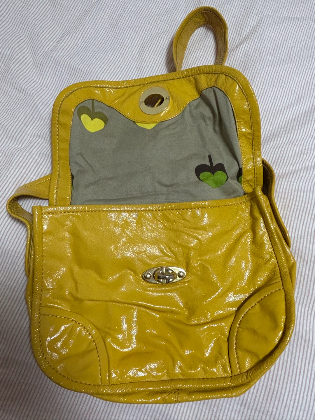 MARC BY MARC JACOBS エナメルショルダーバッグ 黄色の写真3枚目