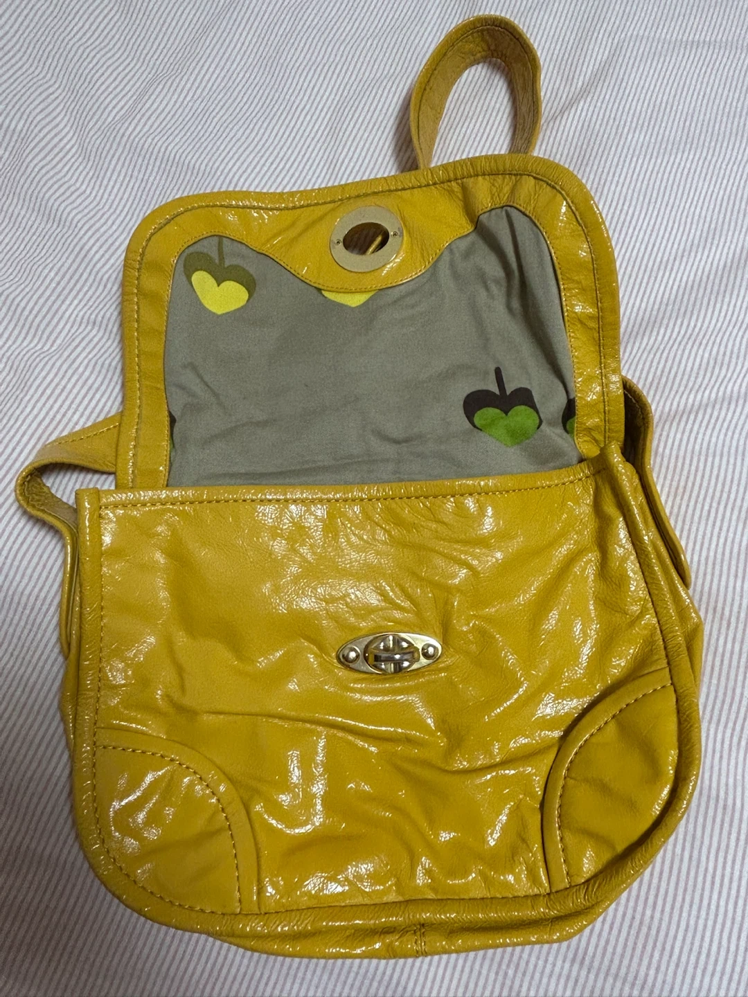 MARC BY MARC JACOBS エナメルショルダーバッグ 黄色の写真3枚目