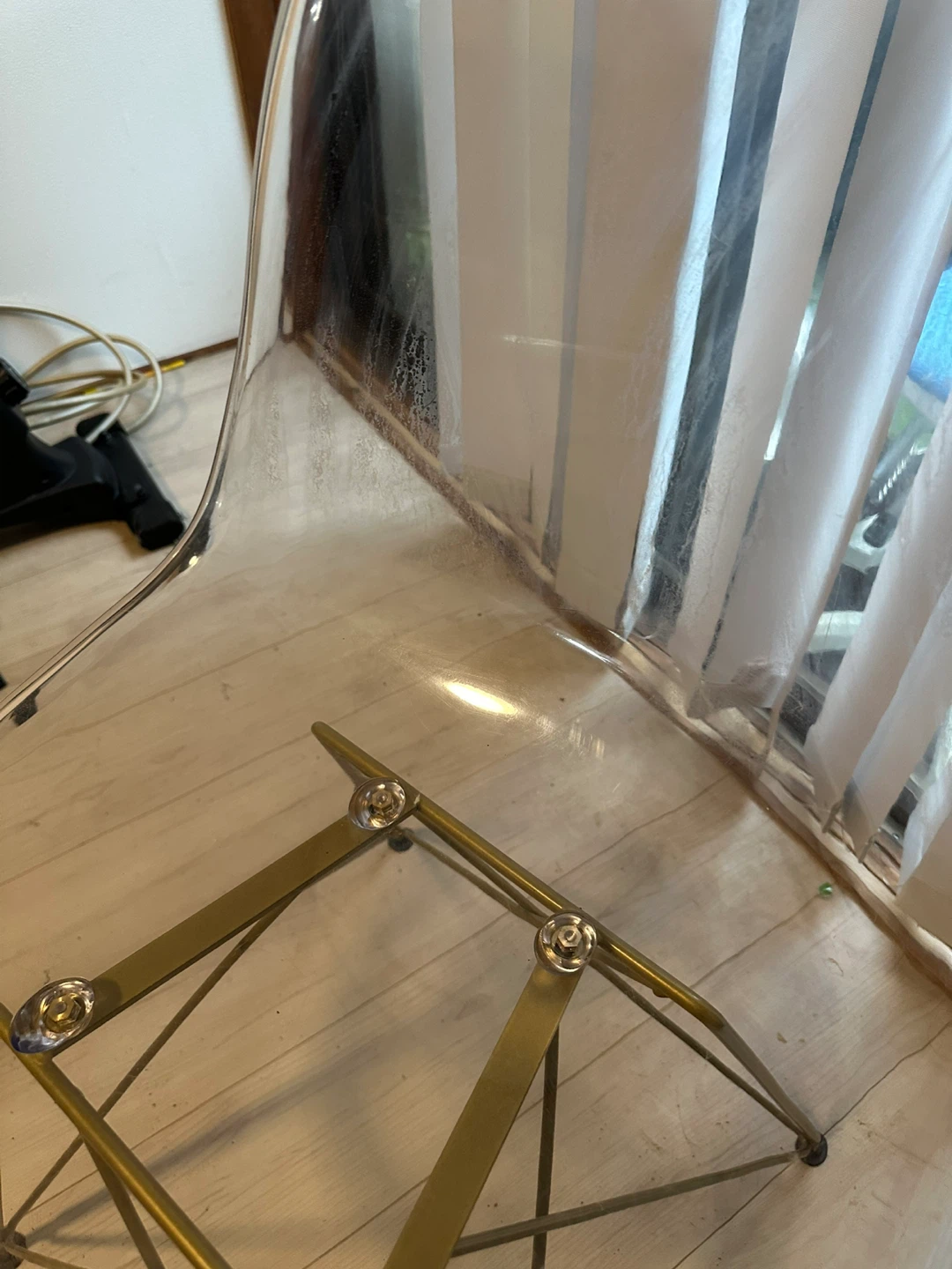 クリアチェア ゴールド脚の写真2枚目