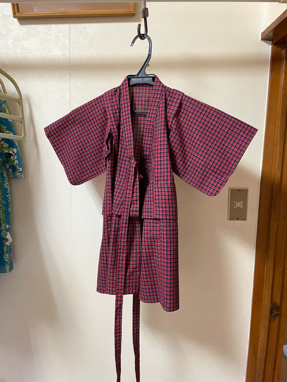 子供用 着物セット 子供用アンティーク着物まとめ売り【被布着(正絹)、格子柄綿着物(赤色)  と足袋】の写真6枚目