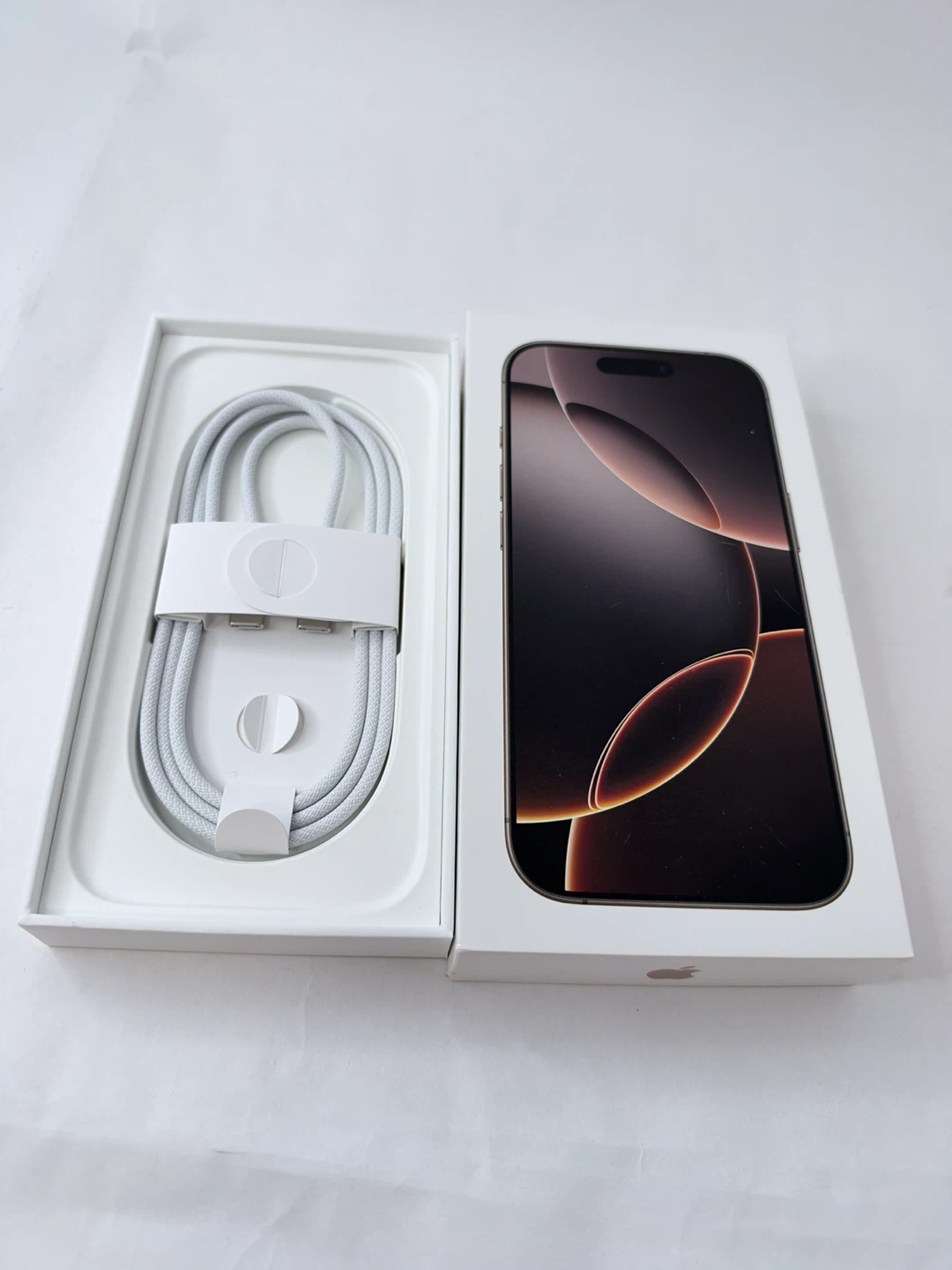 【超美品】iPhone 16 Pro 128GB デザートチタニウム SIMフリーの写真2枚目