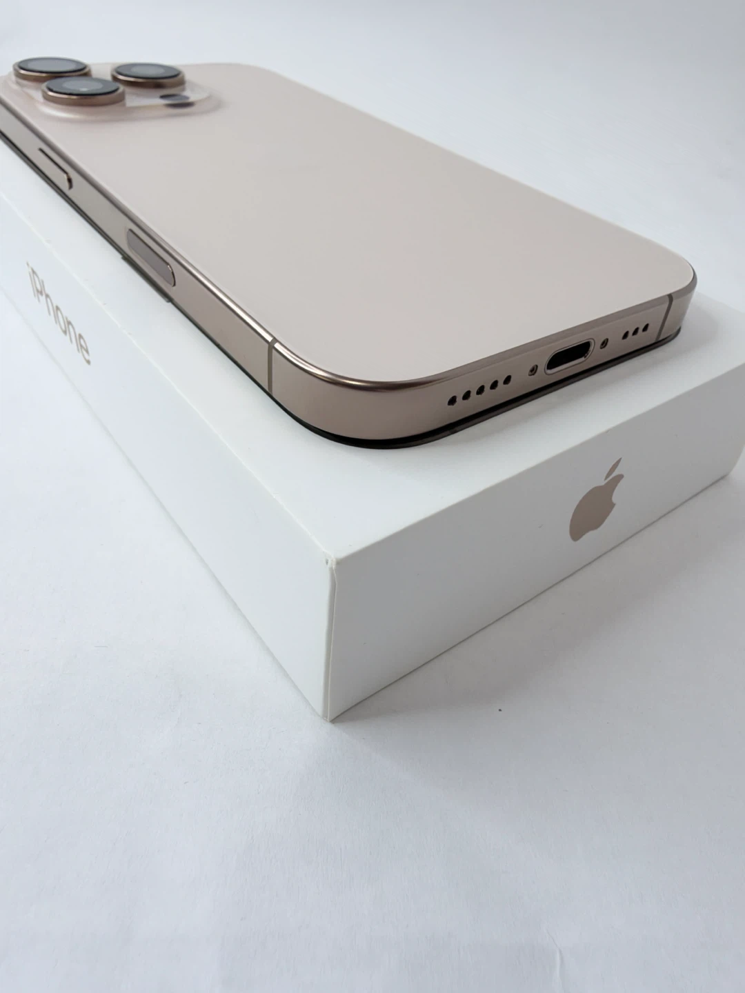 【超美品】iPhone 16 Pro 128GB デザートチタニウム SIMフリーの写真4枚目