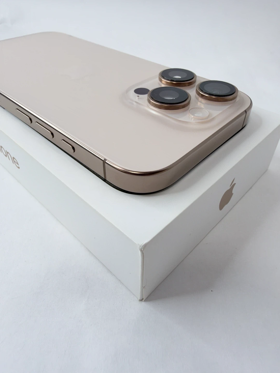 【超美品】iPhone 16 Pro 128GB デザートチタニウム SIMフリーの写真6枚目