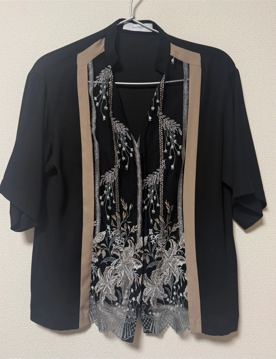 【完売品】新品 未使用 定価35200円 ミューラル 刺繍 シャツ ブラック 半袖 MURRAL 日本製の写真2枚目
