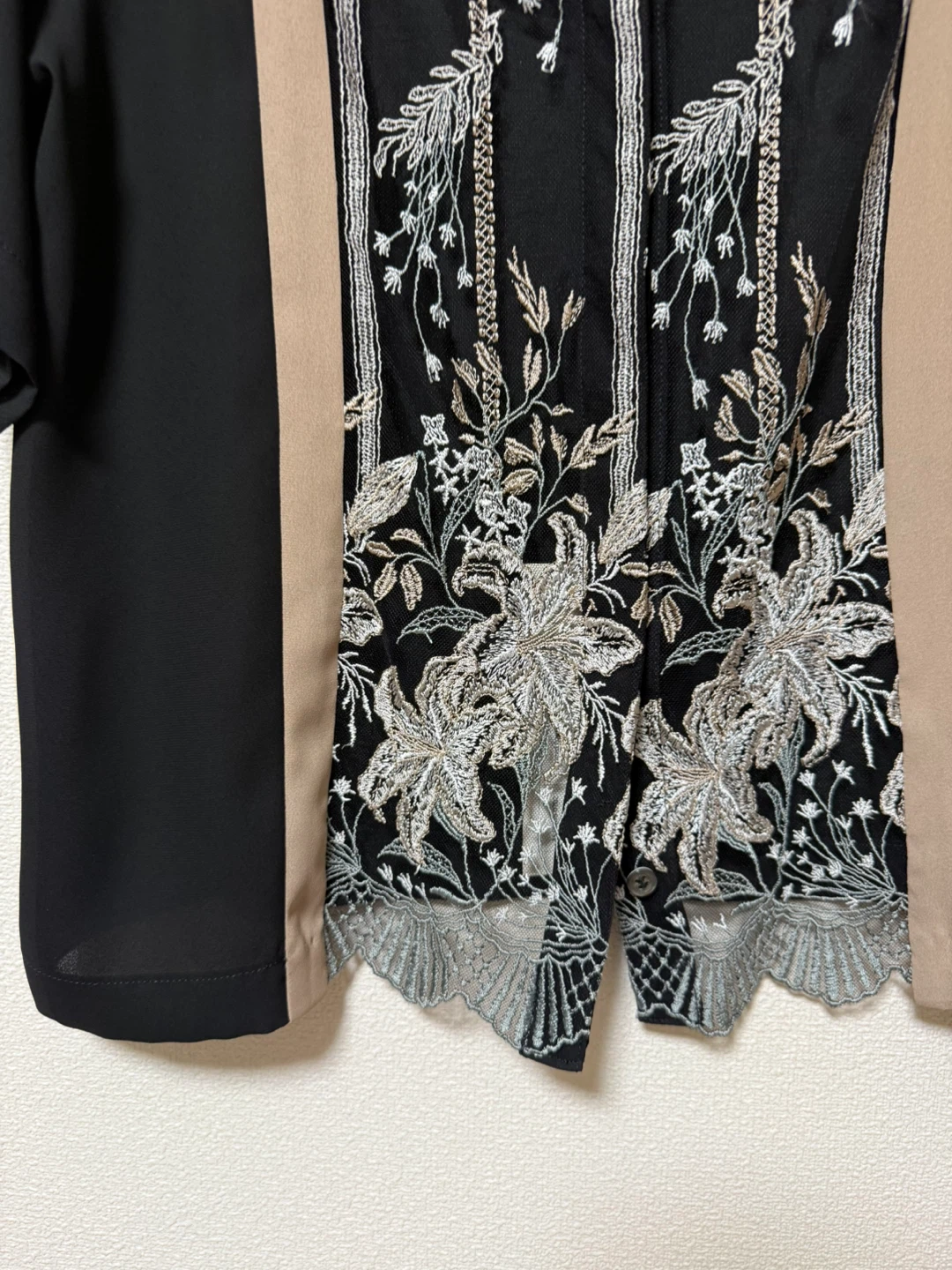 【完売品】新品　未使用　定価35200円　ミューラル　刺繍　シャツ　ブラック 半袖　MURRAL 日本製の写真7枚目