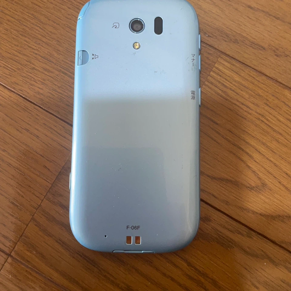 ドコモ らくらくスマートフォンF-06F ブルーの写真2枚目