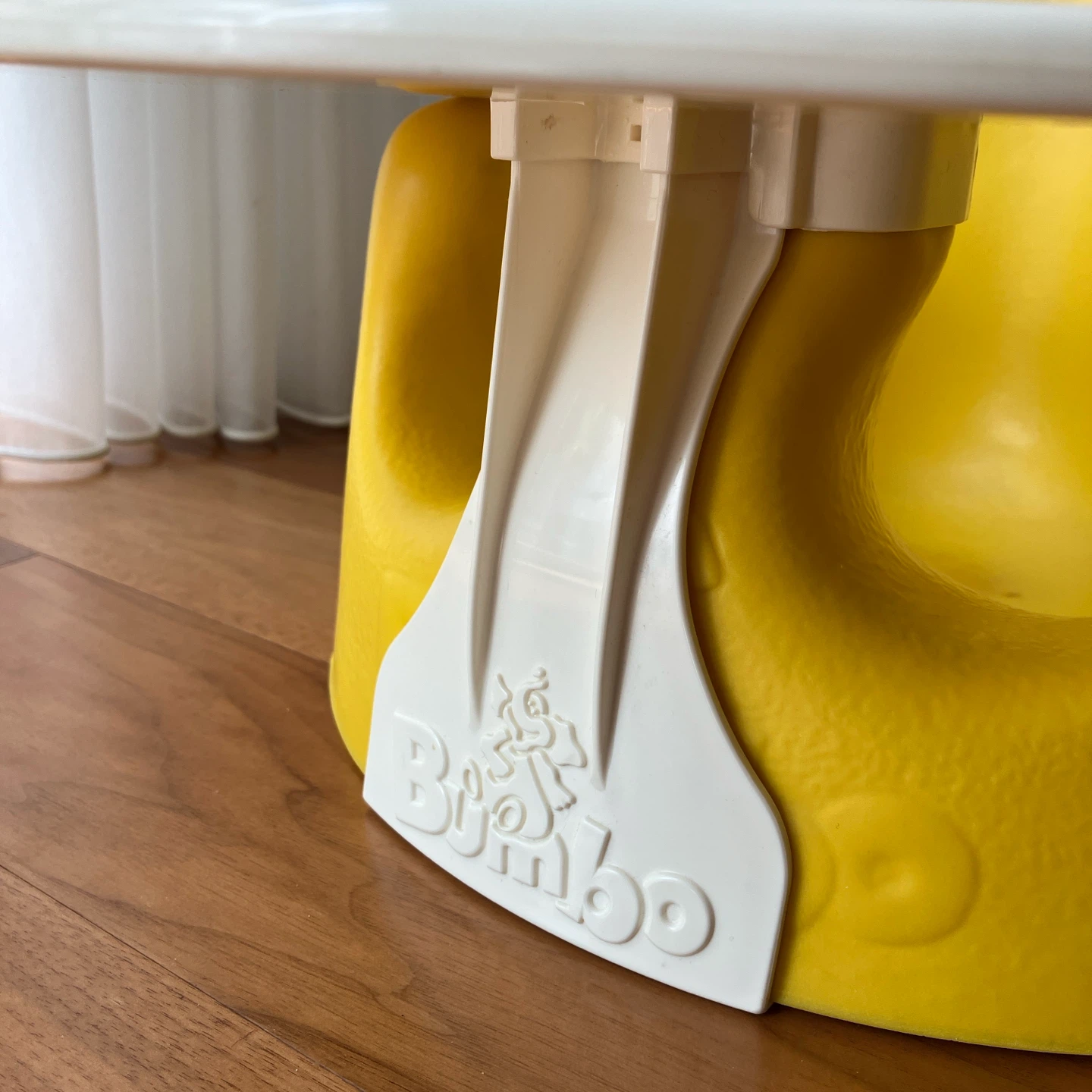 Bumbo バンボ ベビーソファ イエロー テーブルつき ベビーチェアの写真2枚目