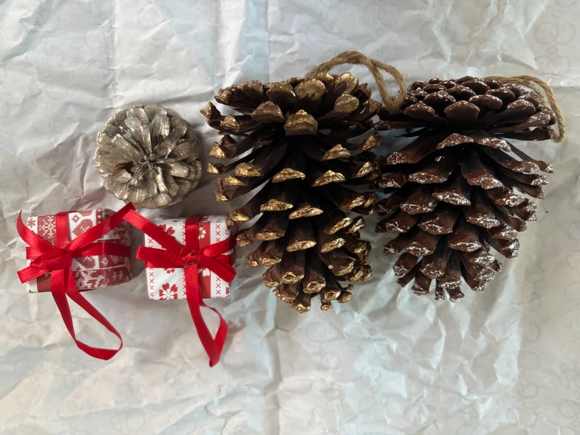 他商品ご購入の方に。クリスマスオーナメント 松ぼっくり プレゼント箱 飾り