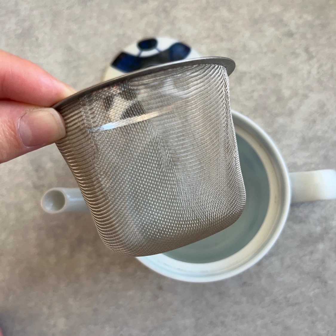 藍染め風 陶器 ティーポット 茶こし付きの写真3枚目