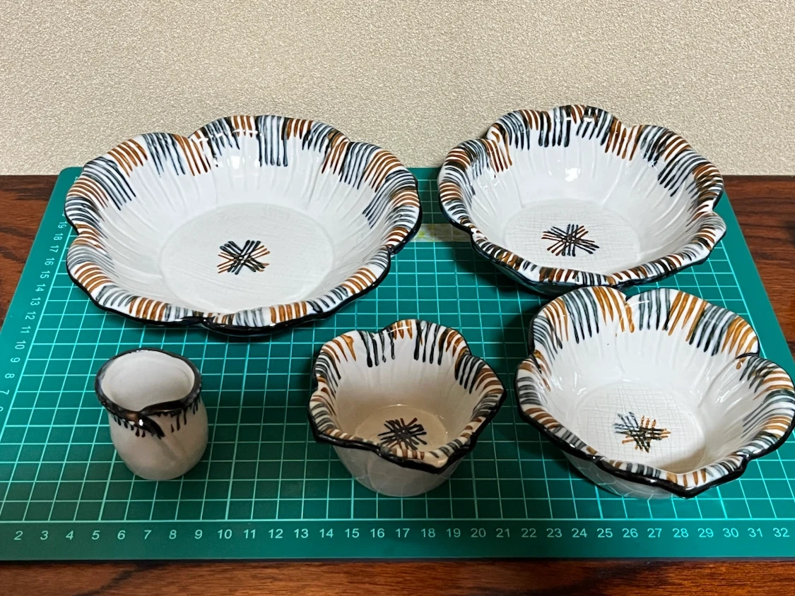 重ねると薔薇みたいに見える食器セット 花型鉢セット 陶器 5点セットの写真3枚目