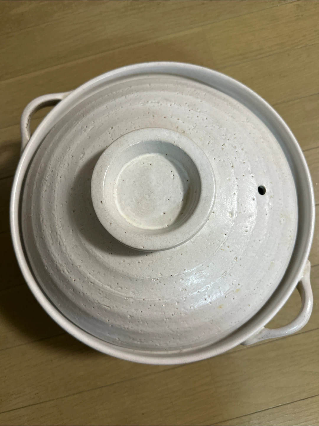 10/10¥500  土鍋 ホワイト 陶器　5〜6人用？