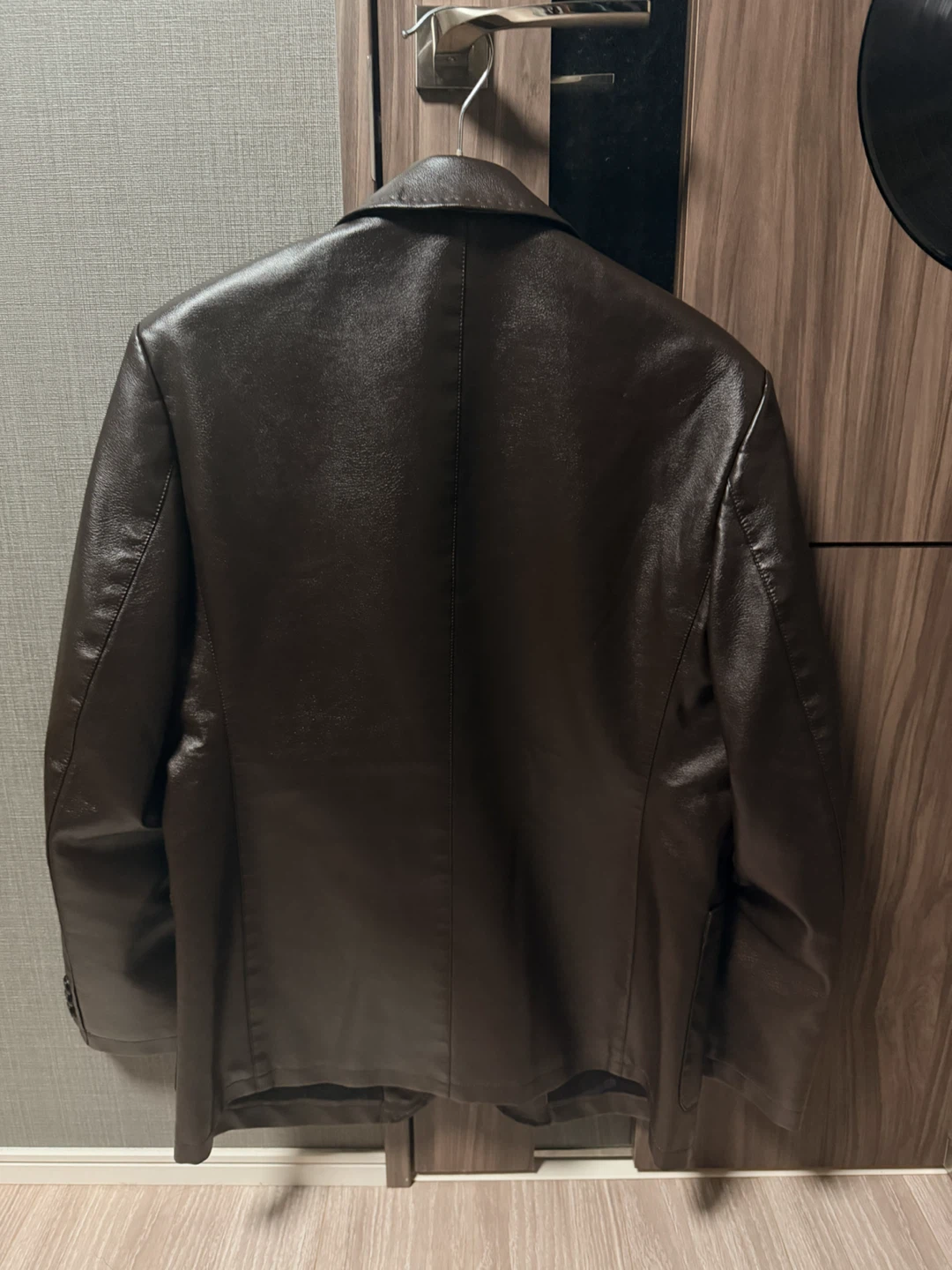 新品・未使用エンポリオアルマーニ レザー風ジャケット ブラウン XLの写真2枚目