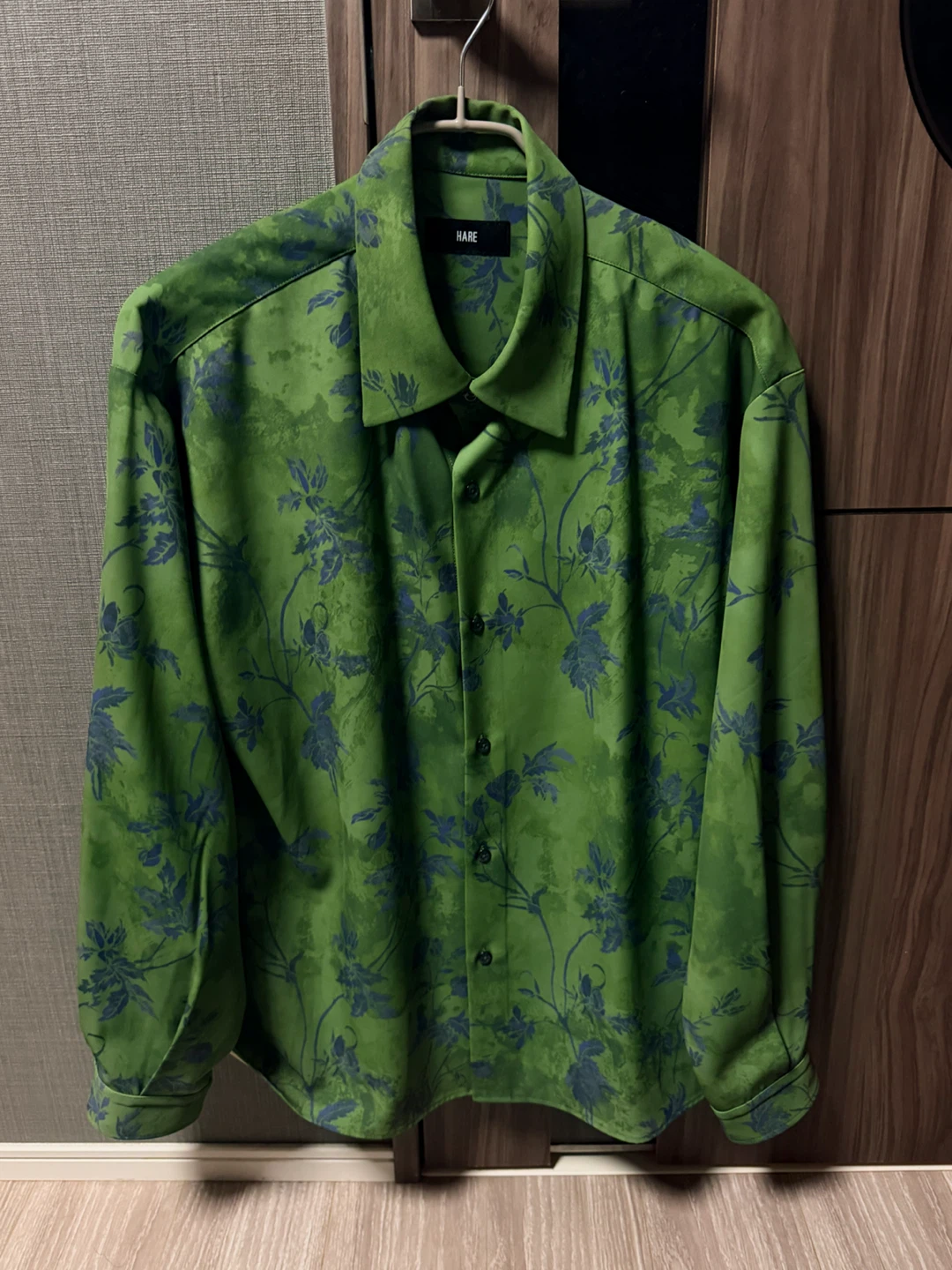 新品・未使用ハレ ボタニカル柄シャツ グリーン