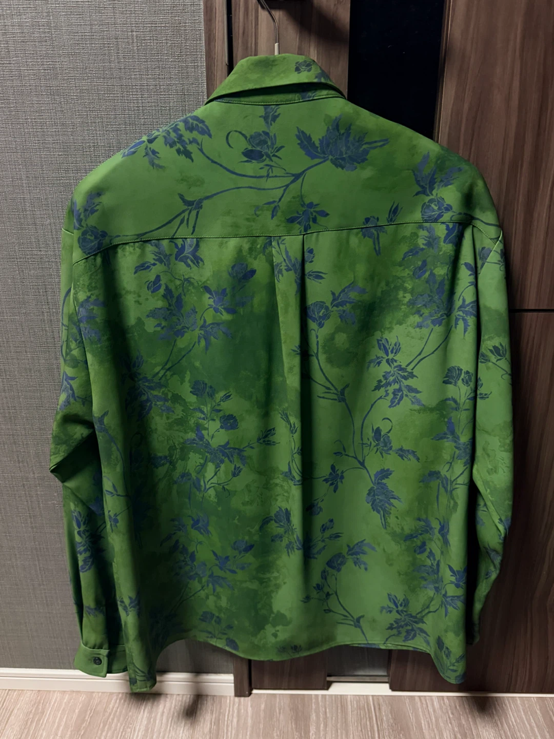 新品・未使用ハレ ボタニカル柄シャツ グリーンの写真2枚目