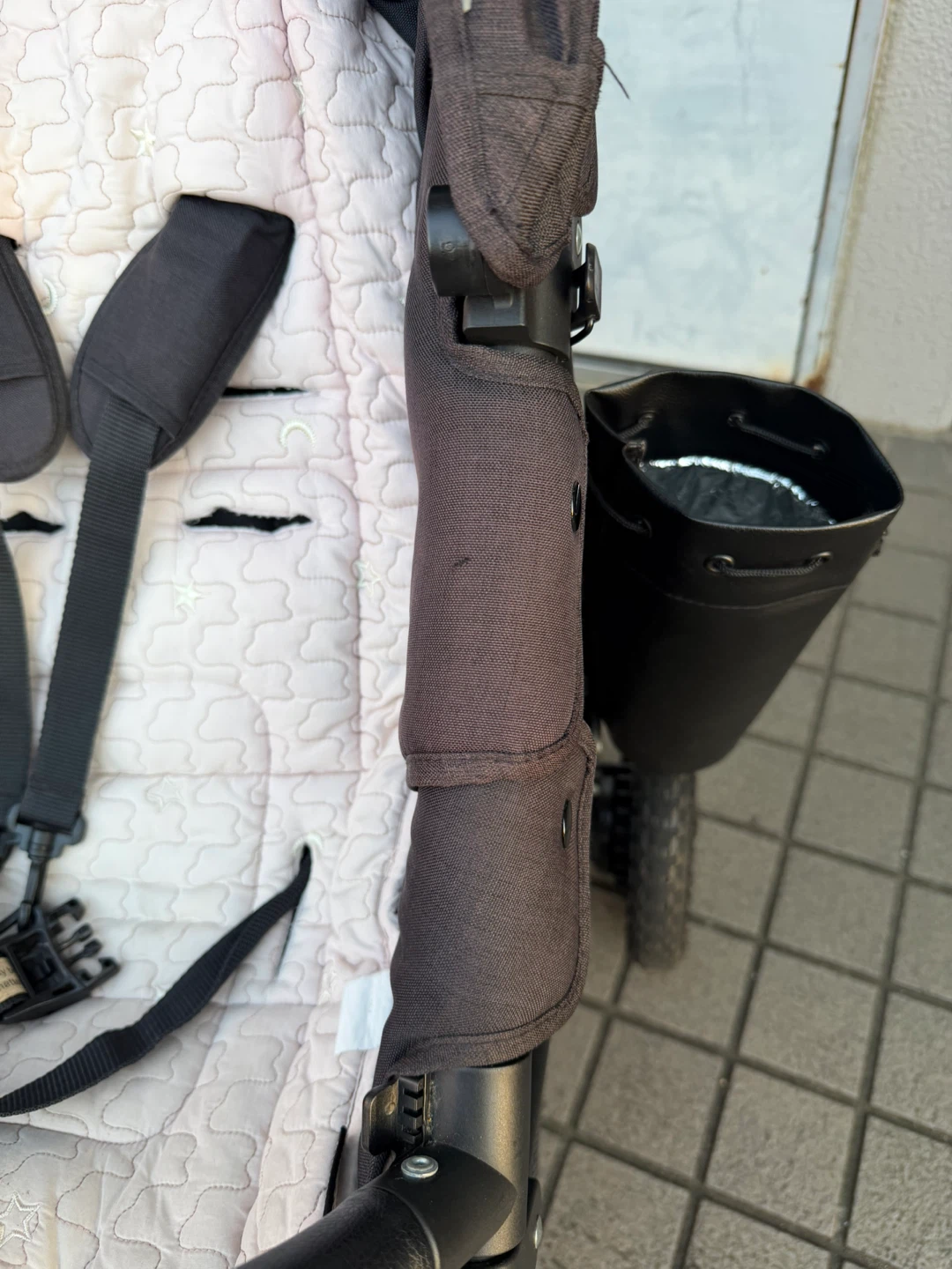 <無料で譲ります> エアバギー ベビーカー ココブレーキ 付属品多数の写真4枚目
