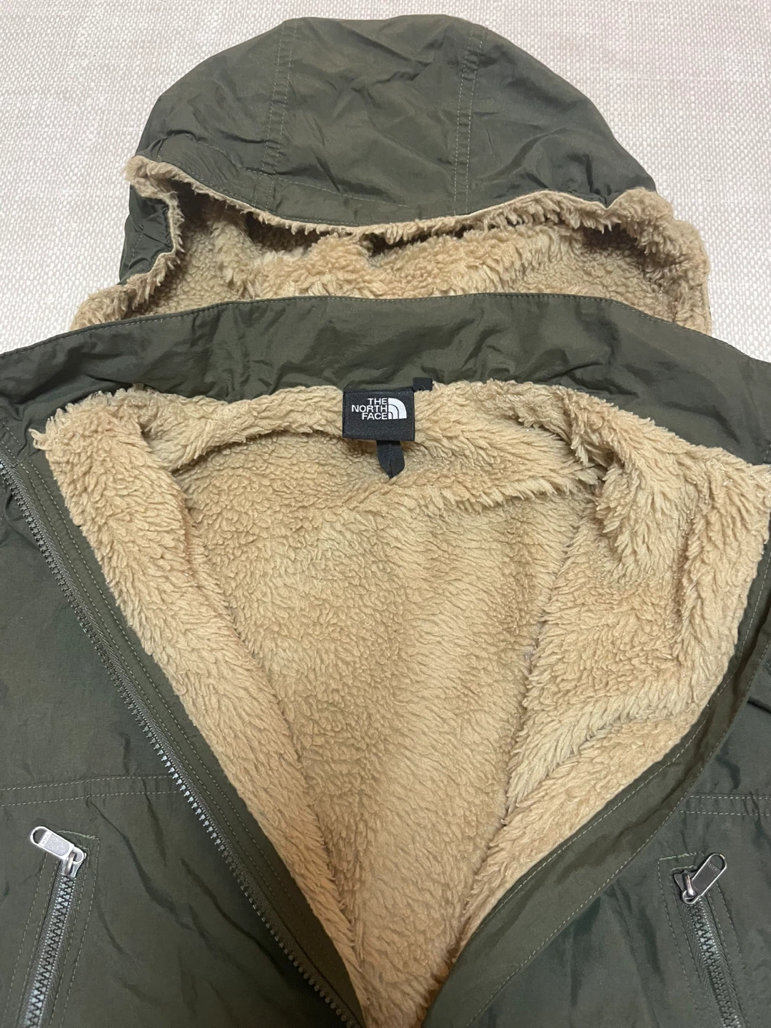 ザノースフェイス キッズ ボアジャケット カーキ120の写真2枚目