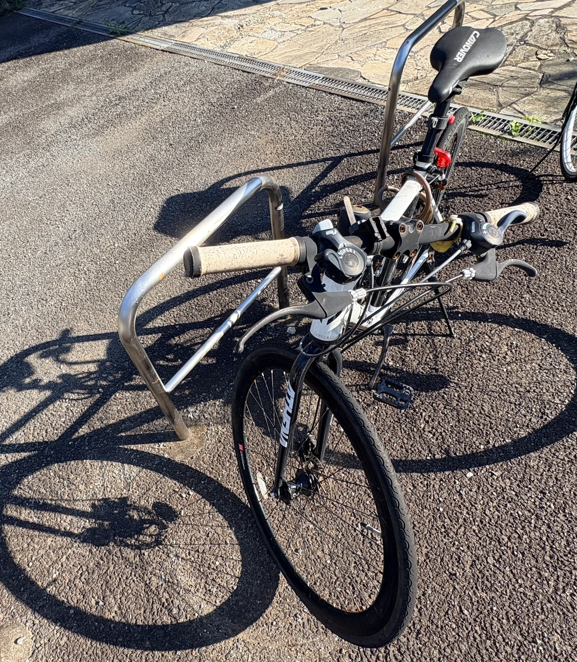 カノーバー クロスバイク 白 自転車の写真2枚目