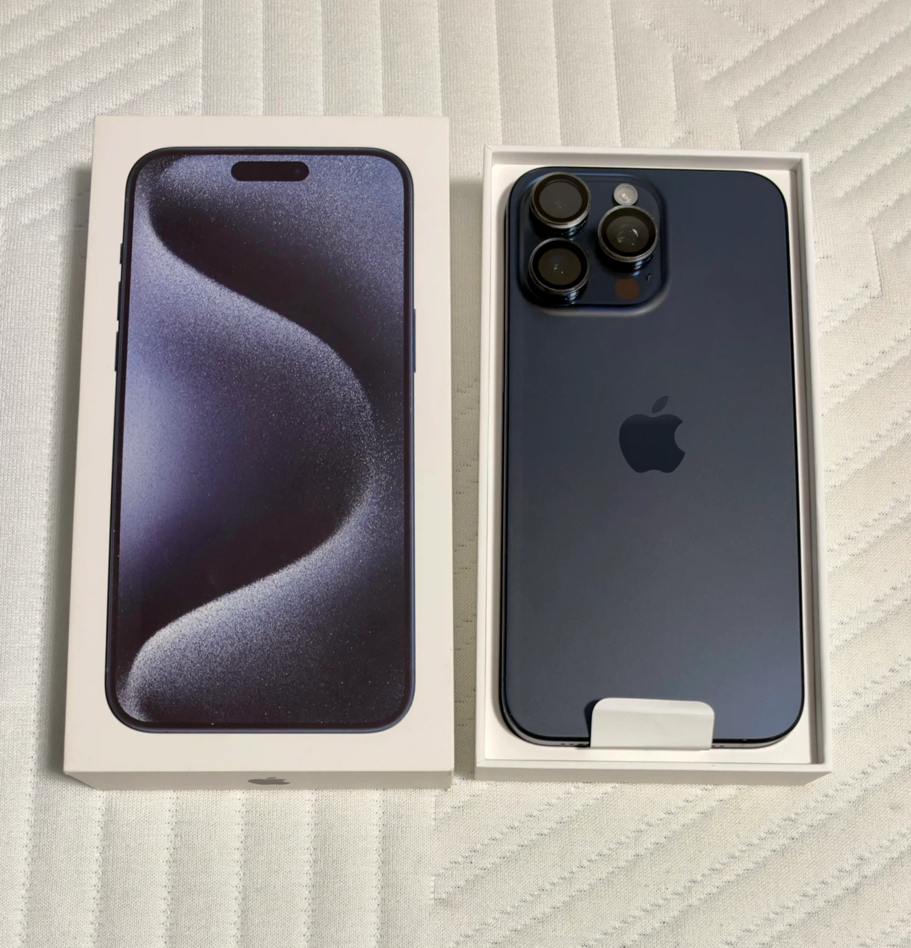 Apple iPhone 15 Pro Max 本体【箱付き付属完備＋α】