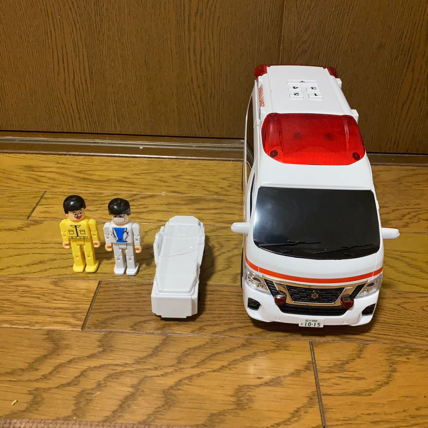 救急車 ミニカー 消防救急隊 フィギュア付き