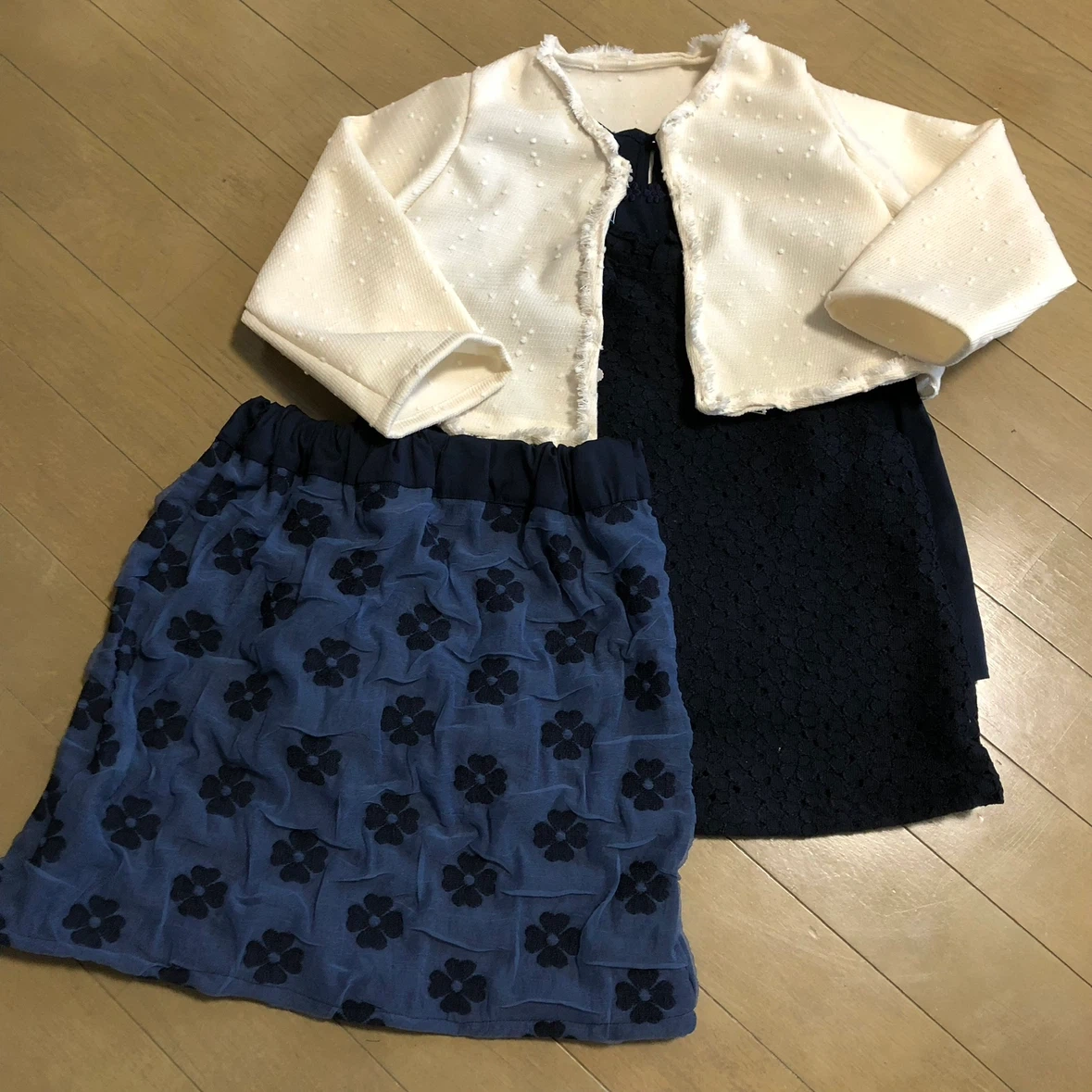 10/11千円再値引or小物付 新品 子供用3点スーツ(スカート上着カットソー) 入学式〜普段着の写真4枚目