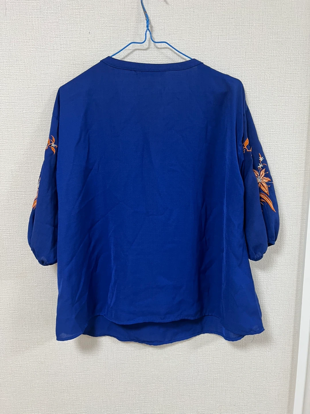 ヴァンスエクスチェンジ 刺繍ブラウス M 青の写真2枚目