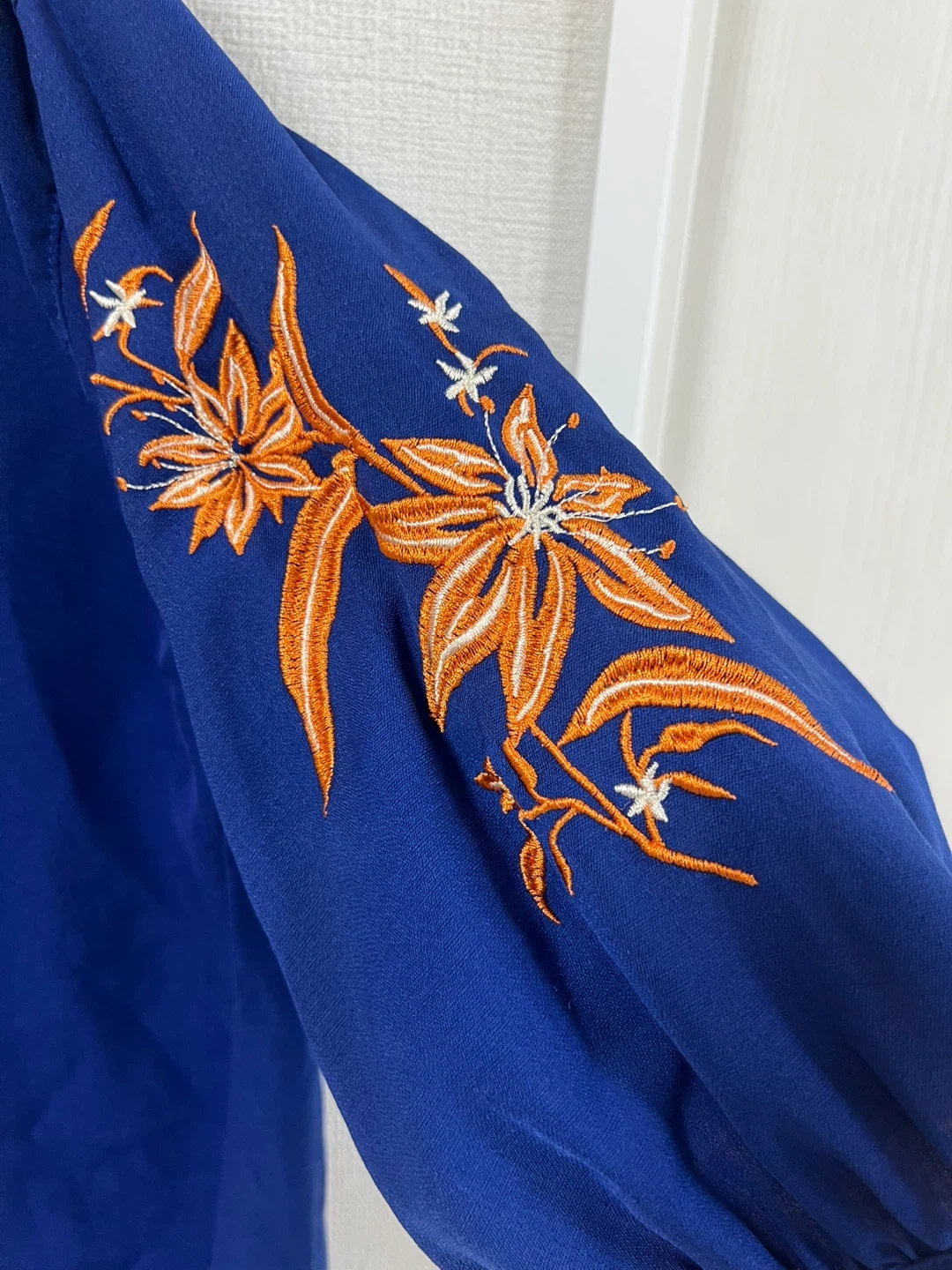 ヴァンスエクスチェンジ 刺繍ブラウス M 青の写真3枚目