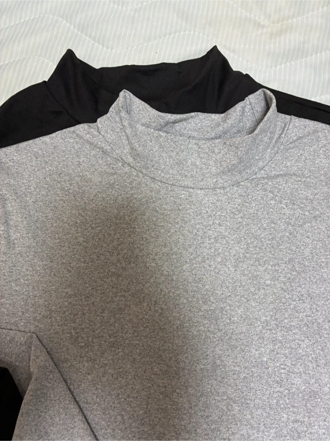 モックネック長袖Tシャツ 2枚セット Mサイズの写真2枚目