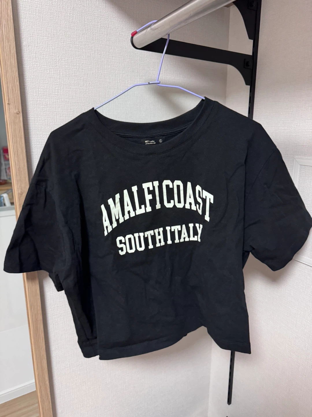 ややオーバーサイズなシルエットのクロップド丈 Tシャツ