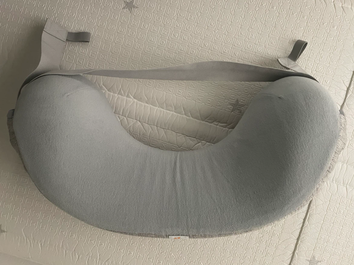 エルゴベビー 授乳クッション グレーの写真3枚目