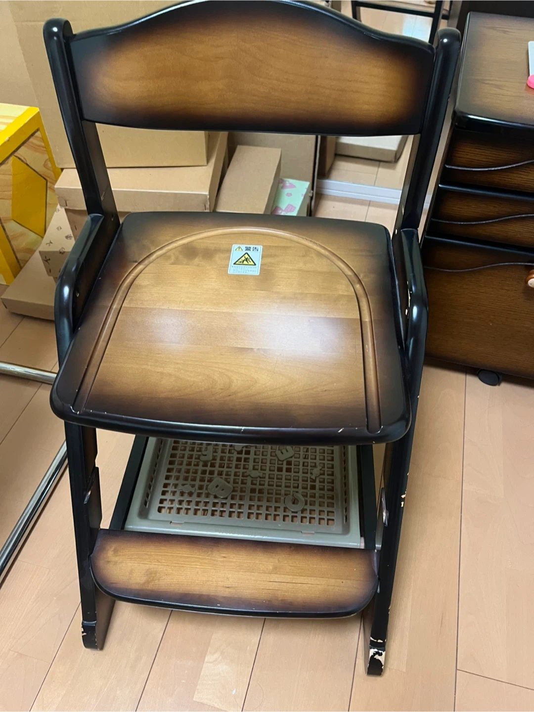 木の椅子とお揃いの棚