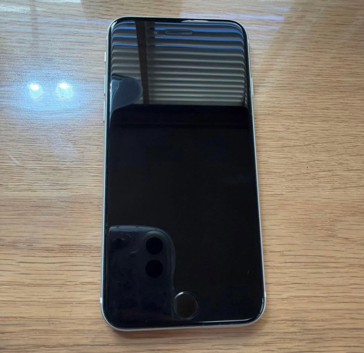 アップル iPhone SE 第2世代 ホワイトの写真2枚目