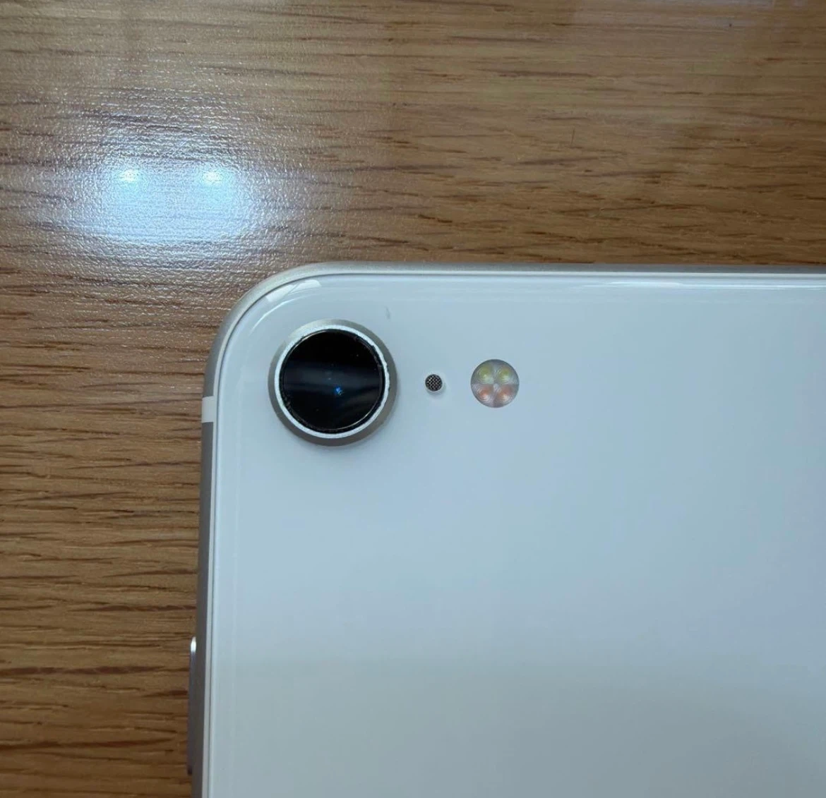 アップル iPhone SE 第2世代 ホワイトの写真3枚目