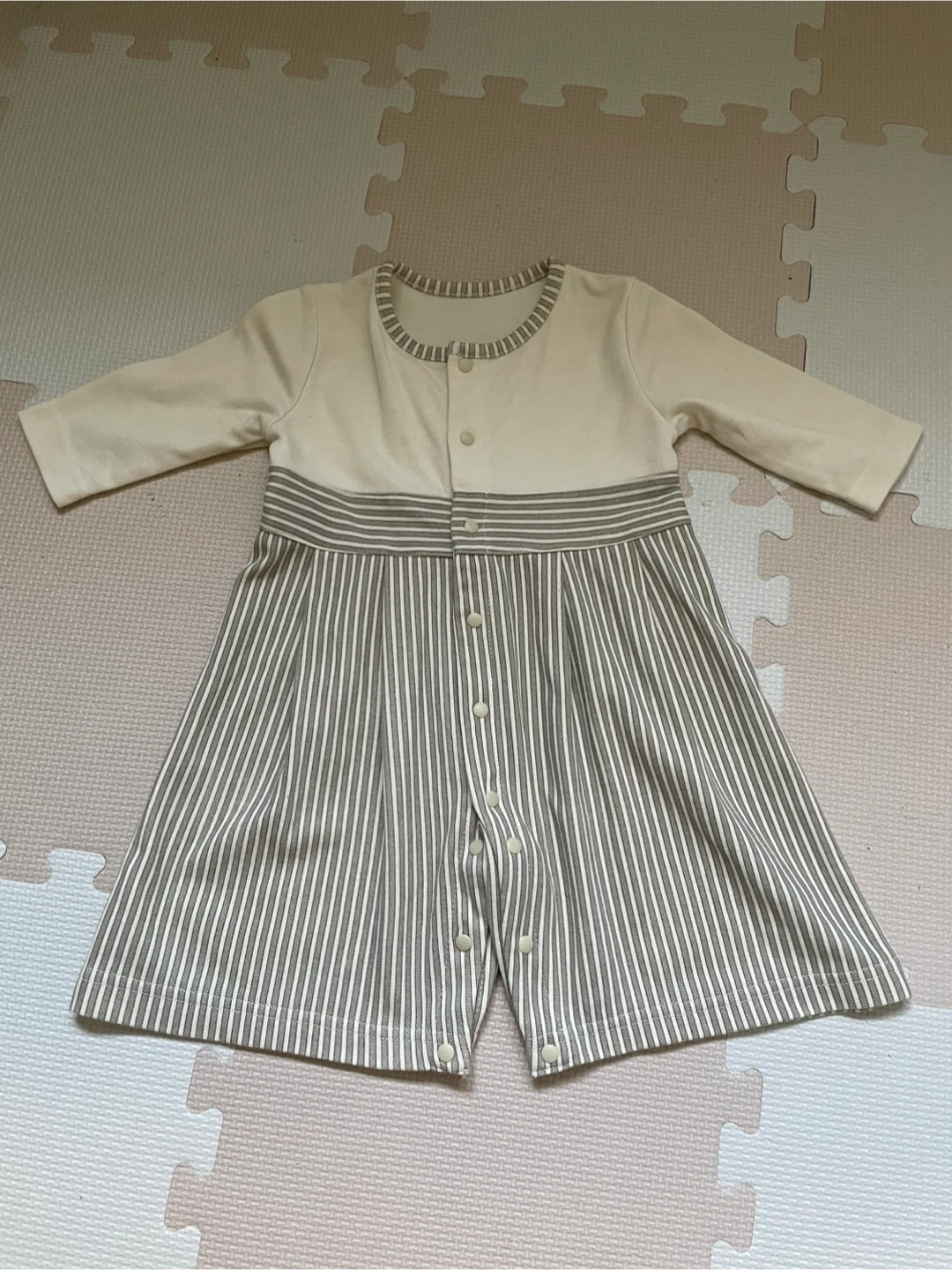 袴風 ロンパース 黒×ストライプの写真3枚目