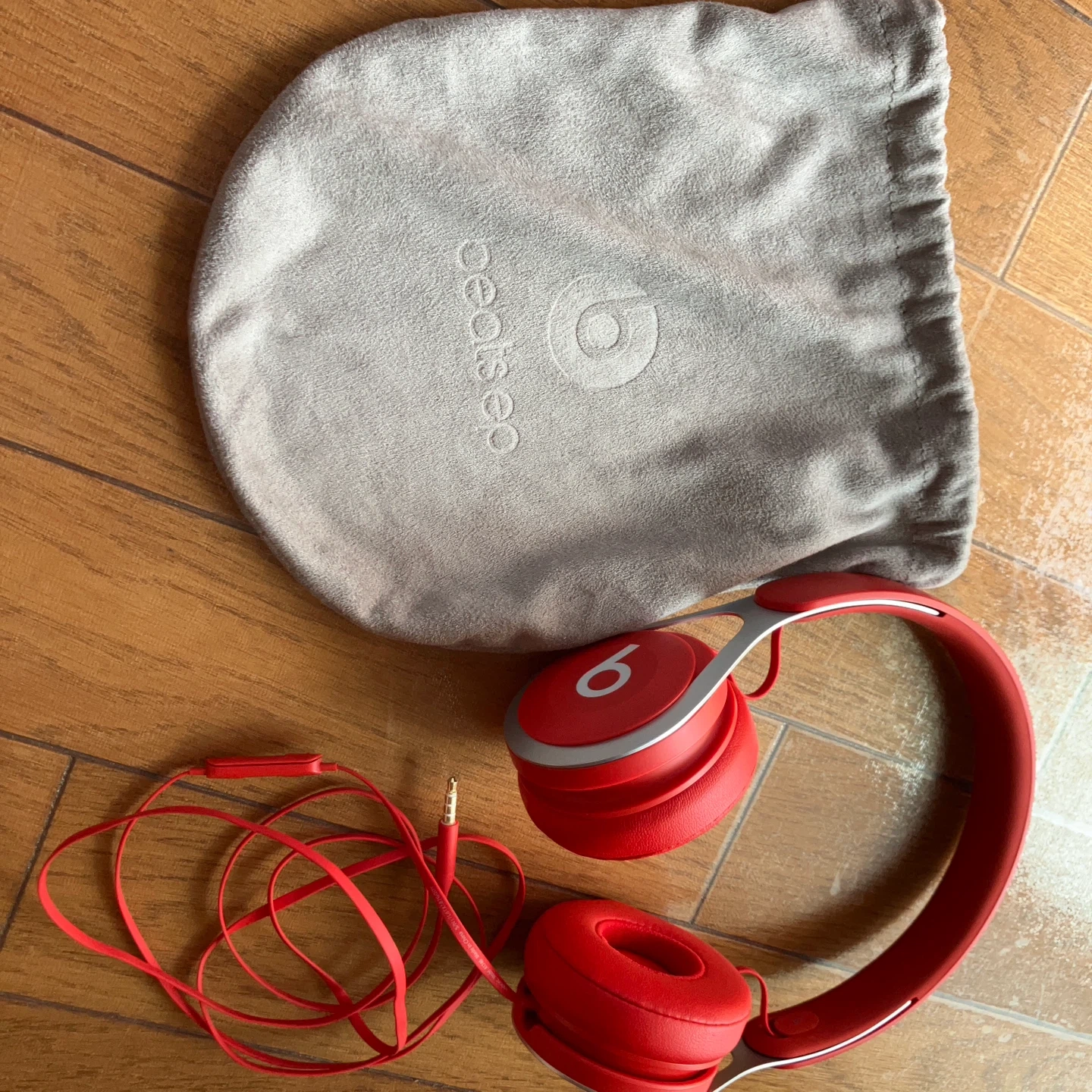 beats A1746 ヘッドホン レッドの写真2枚目